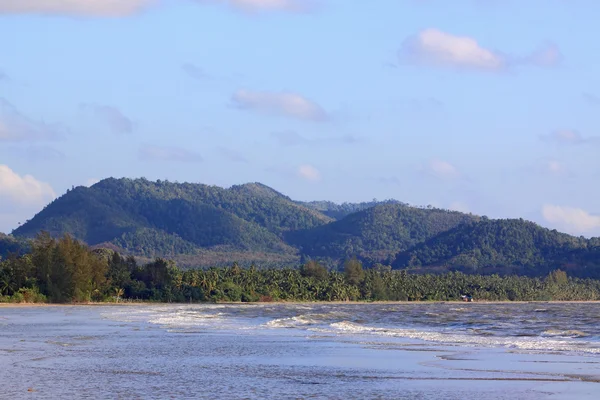 Playa tranquila con olas onduladas en el mar de Andamán Tailandia —  Fotos de Stock