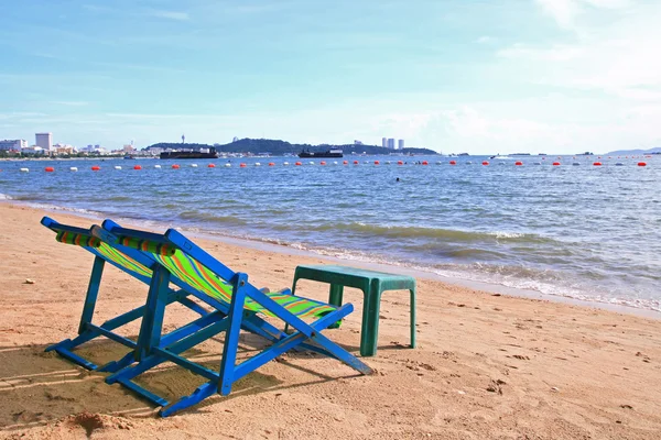 Стол для пикника на пляже — стоковое фото