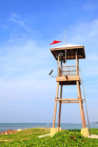 Bewaken van de toren op het strand — Stockfoto