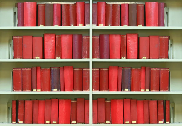 Röda gamla inbundna böcker — Stockfoto
