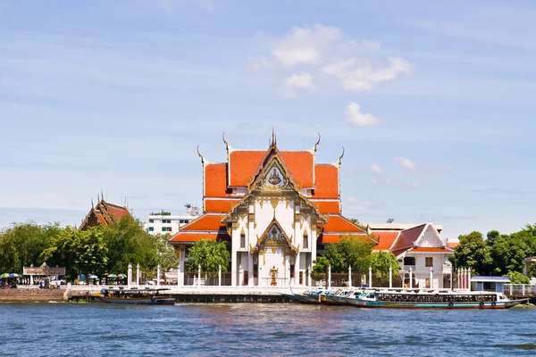 Wat Rakang, templo tailandés en el río . —  Fotos de Stock