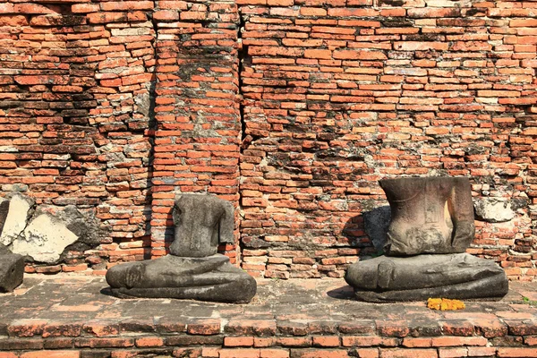 Статуя Будды без головы — стоковое фото