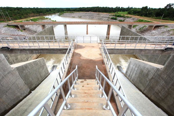 Water gates op dam — Stockfoto