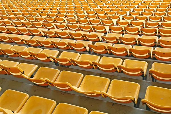 黄色座位的体育馆 — 图库照片