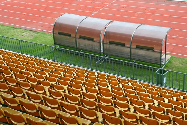 Edző és tartalék padok a sárga ülések labdarúgó-stadion — Stock Fotó