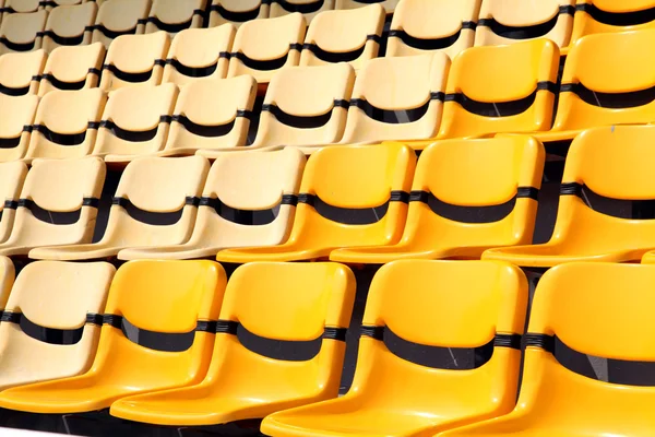 Oude en nieuwe gele stoel in stadion — Stockfoto