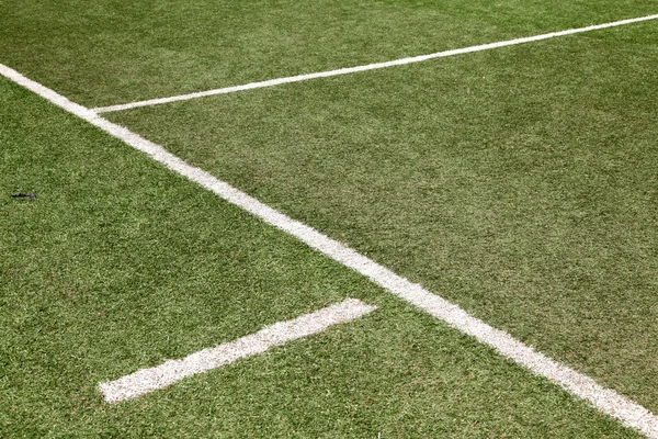 Bílá čára na fotbal fotbalové hřiště — Stock fotografie