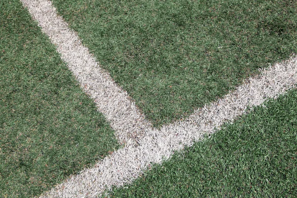 Intersecção da linha branca no campo de futebol — Fotografia de Stock