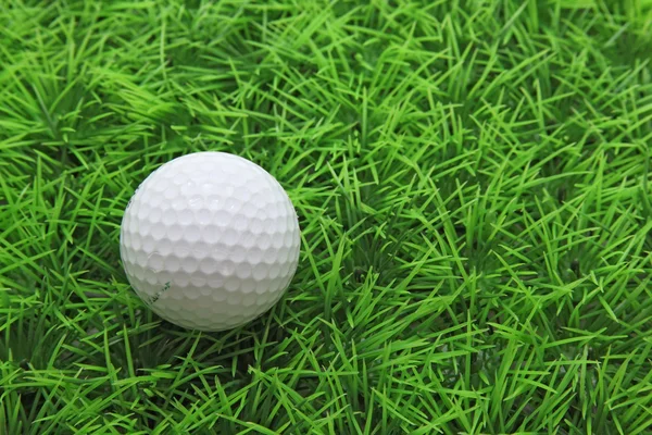 高尔夫球场球在绿色草地上的特写 — 图库照片
