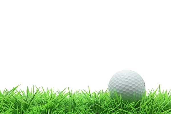 白い背景の上の緑の草に分離のゴルフ ・ ボール — ストック写真