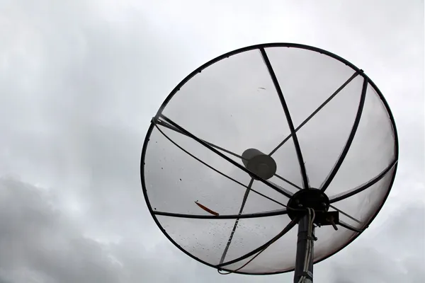 Спутниковая тарелка с облаком — стоковое фото