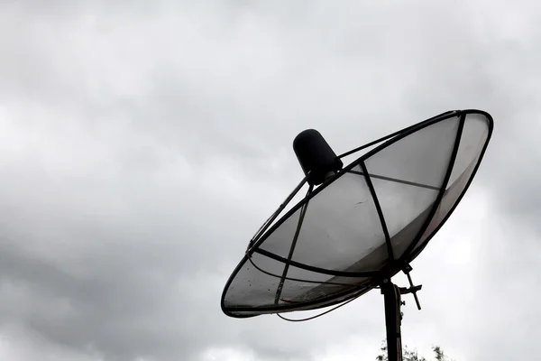 クラウドと衛星放送受信アンテナ — ストック写真