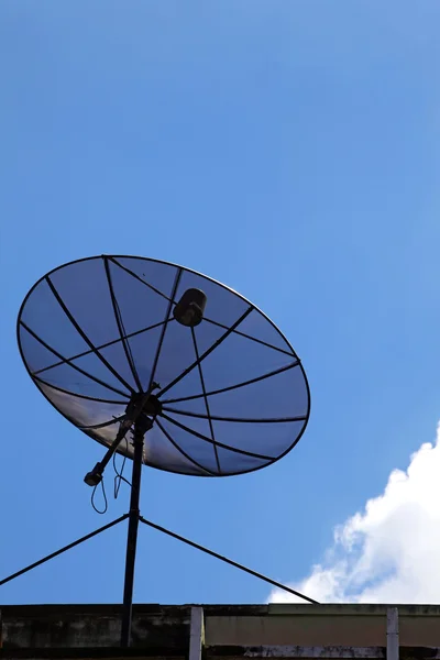 Isolado de satélite preto com céu ensolarado, vertical — Fotografia de Stock