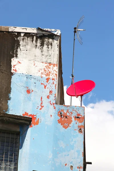 Parabólica roja en el edificio — Foto de Stock