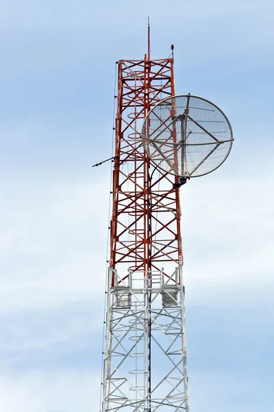 Satellietschotel op telecommunicatie radio antenne toren — Stockfoto