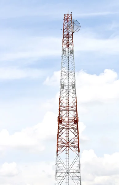 Torre de antena de rádio de telecomunicações — Fotografia de Stock