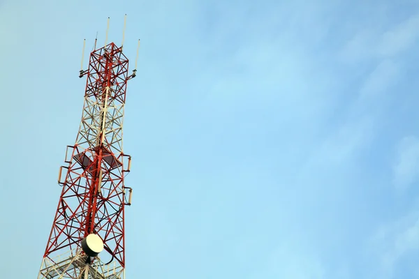 Антена радіо телекомунікаційна вежа — стокове фото