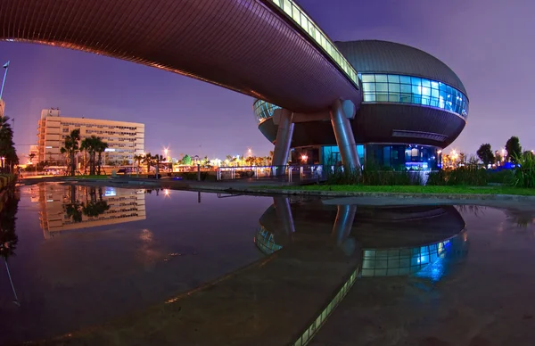 Reflexão e silhueta do complexo governamental cúpula edifício brilha ao anoitecer em Bangkok Tailândia com perspectiva olho de peixe — Fotografia de Stock