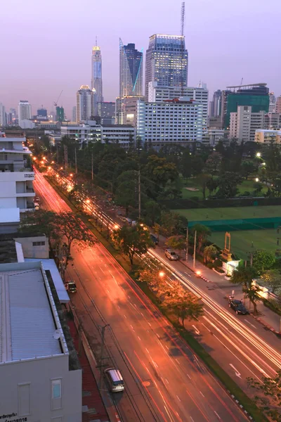Легкая дорога к небоскребу Бангкока в деловой зоне — стоковое фото
