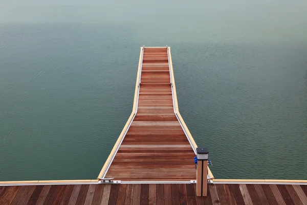 Marina wooden jetty walkway — Stock Photo, Image