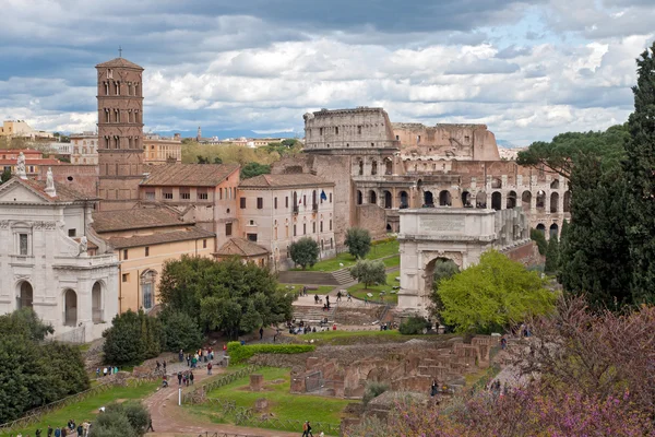 Κολοσσαίο από ρωμαϊκό φόρουμ Ρώμη — Φωτογραφία Αρχείου