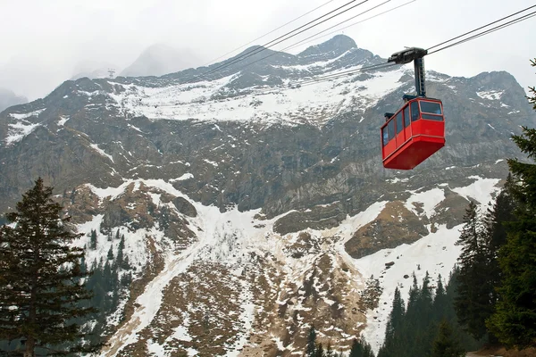 Kırmızı kablo araba İsviçre — Stok fotoğraf