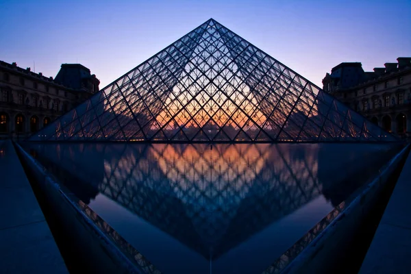 Pirámide del Louvre — Foto de Stock