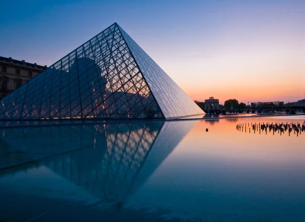 Louvre piramide — Stockfoto