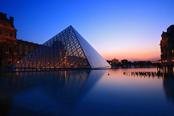 Louvre piramide — Stockfoto