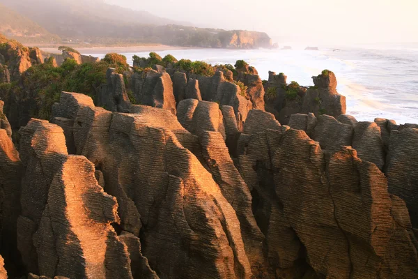 Panqueque gran cañón de roca en la playa de la costa oeste de Nueva Zelanda — Foto de Stock