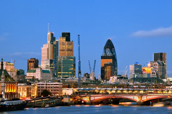 Londoner Wolkenkratzer in der Abenddämmerung — Stockfoto