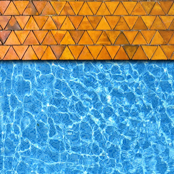 Треугольный каменный тротуар с кромкой бассейна — стоковое фото