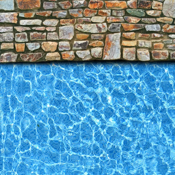Onregelmatige stenen bestrating met zwembad rand achtergrond — Stockfoto