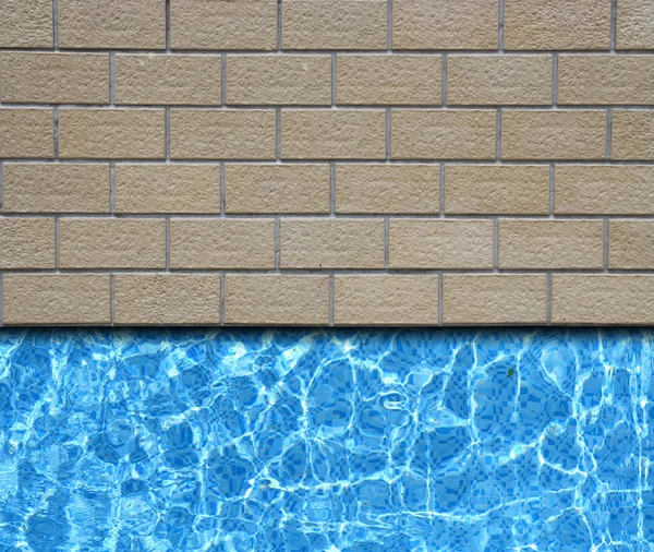 Calçada de pedra tradicional com fundo de piscina — Fotografia de Stock
