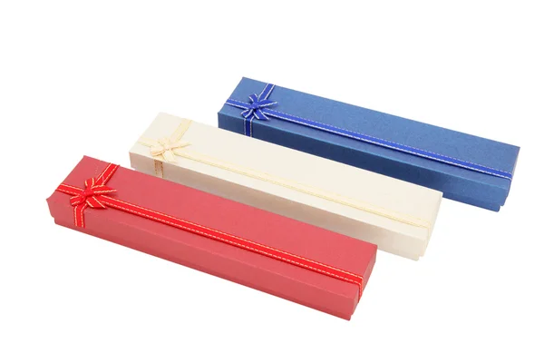 Isolées boîtes-cadeaux de vacances blanches et bleues rouges — Photo