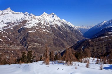 Zermatt şehri çevreleyen yüksek dağ, matterhorn, İsviçre