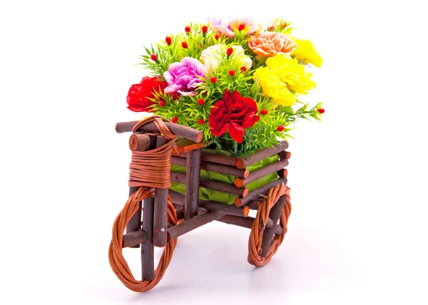 Hermoso y colorido ramo de flores en canasta de madera en coche sh —  Fotos de Stock