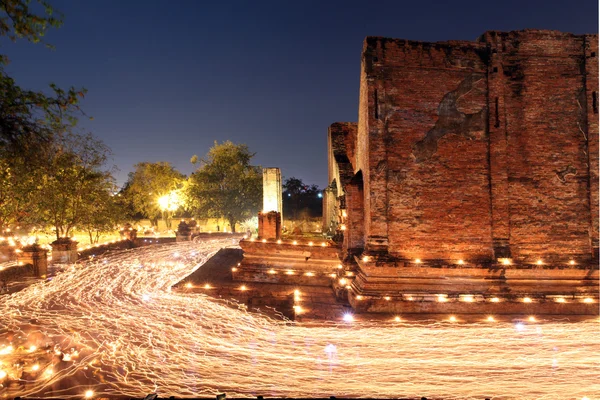 Vela luz rastro de la Ceremonia de Budismo en la ruina del templo en Asalha —  Fotos de Stock