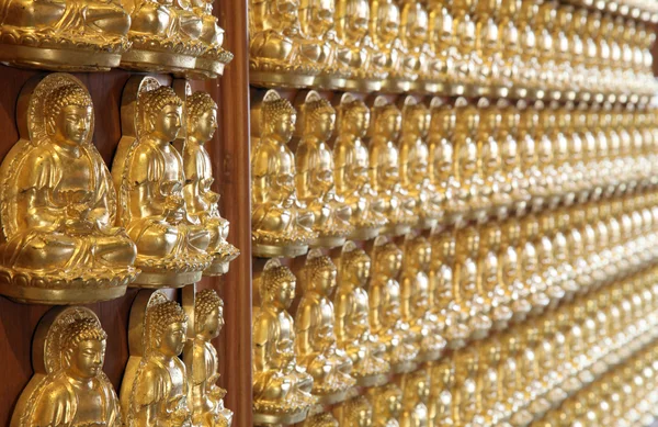 Perspectiva de parede de mil buddha no templo do dragão Tailândia — Fotografia de Stock