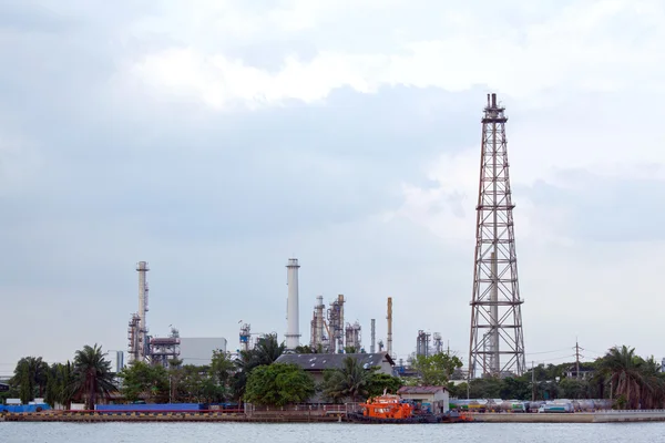 Paisagem de planta de refinaria de petróleo ao longo do rio — Fotografia de Stock