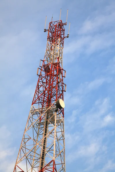Τηλεπικοινωνιών ραδιο κεραία πύργος με το γαλάζιο του ουρανού — Φωτογραφία Αρχείου