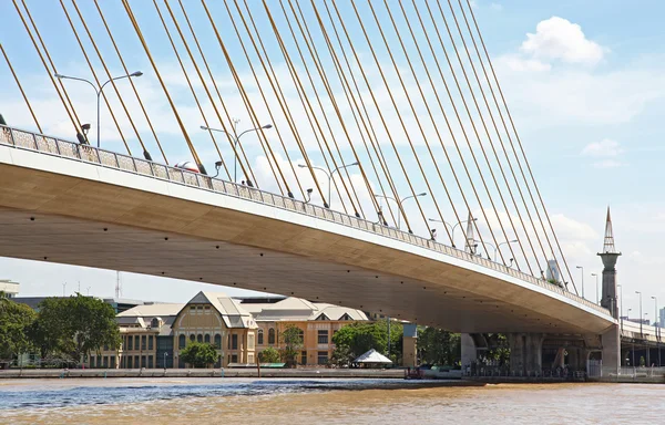 Parte del mega puente de honda, Rama 8, sobre el río Chao Phraya en Ban — Foto de Stock
