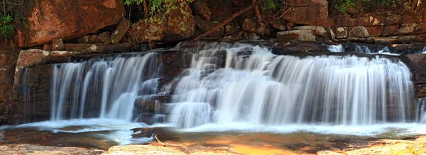 Panoramablick auf den tropischen Kaulquappenwasserfall im Regenwald — Stockfoto