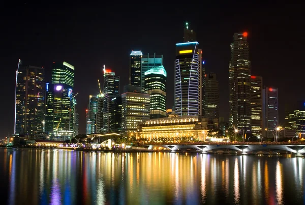 Wolkenkrabber in singapore's nachts — Stockfoto