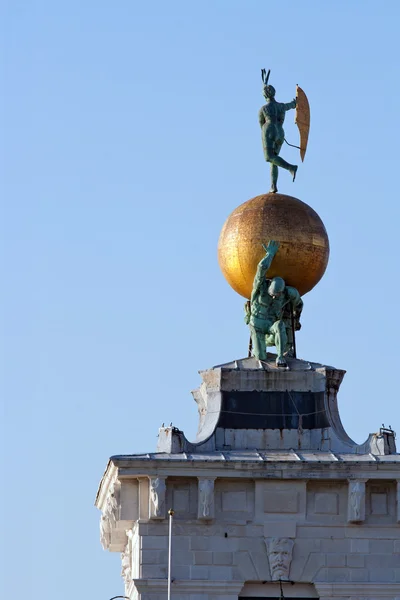Пунта делла Dogana di Mare статуя Венеції — стокове фото