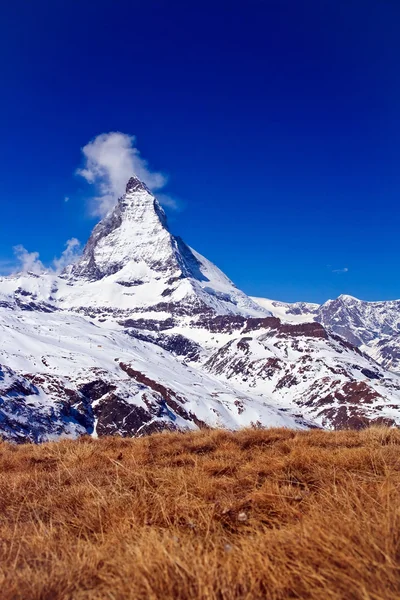 Landschaft des Matterhorngipfels mit trockener Wiese am Gornergrat in der Schweiz, senkrecht — Stockfoto