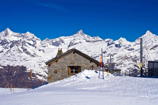 Bakstenen huis op matterhorn Alpen, gornergrat-Zwitserland — Stockfoto