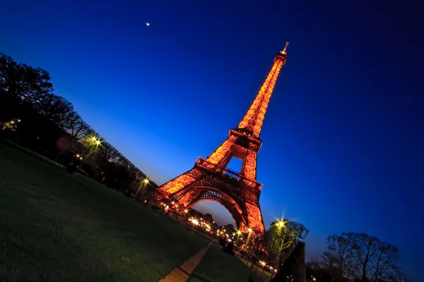 PARIS - APR 20: Eiffel Tower — Stock Photo, Image