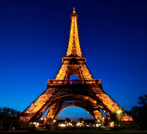 ПАРИЖ - APR 20: Эйфелева башня — стоковое фото