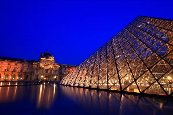 APR 16, Paris - Pameran musim panas di Museum Louvre — Stok Foto